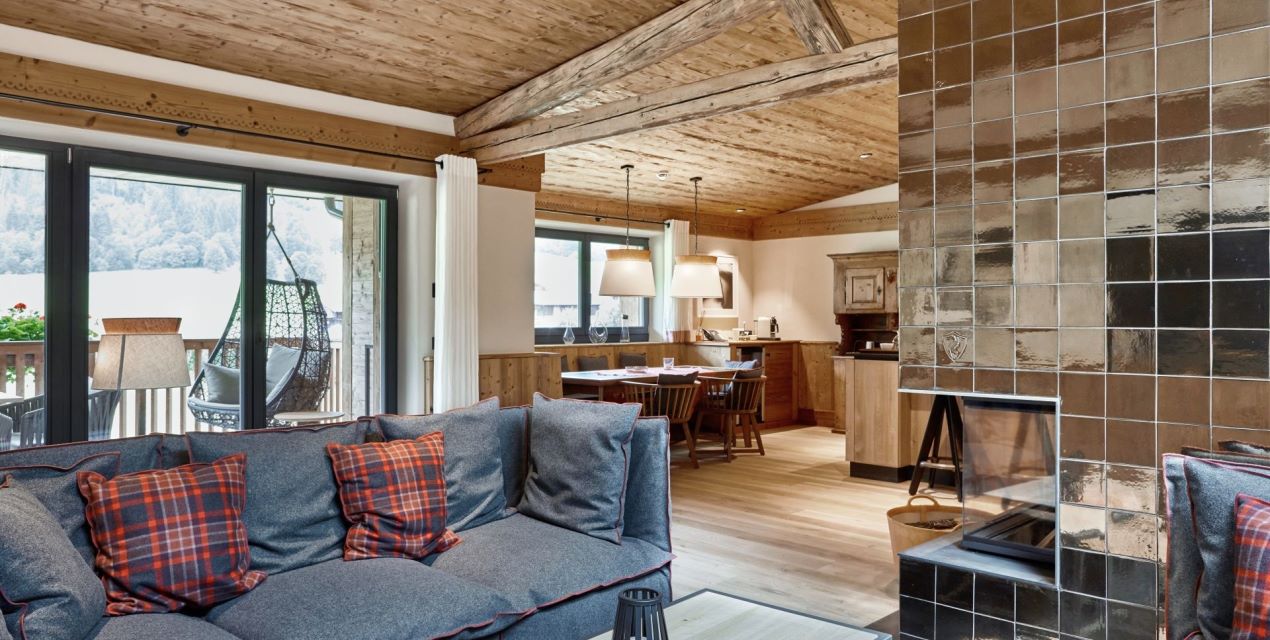 Cosy living room with open fire place (2)