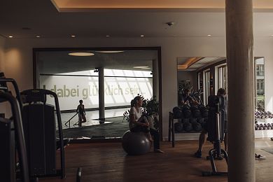 Modernes Fitness Areal mit Blick in die Berge